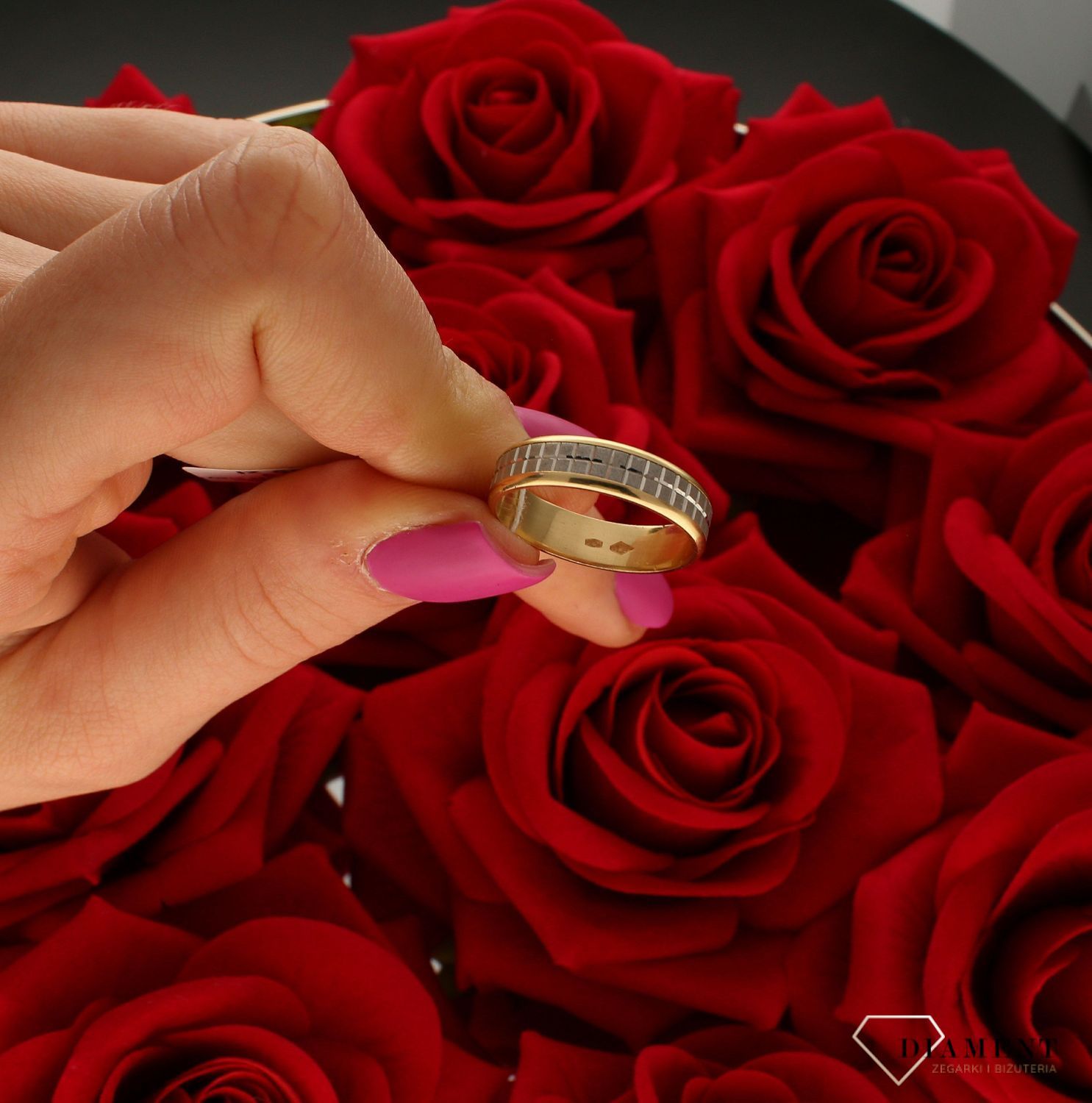 Złota obrączka 5mm płaska piaskowana z białym środkiem i grawerem 585 – Rozmiar 17.jpg